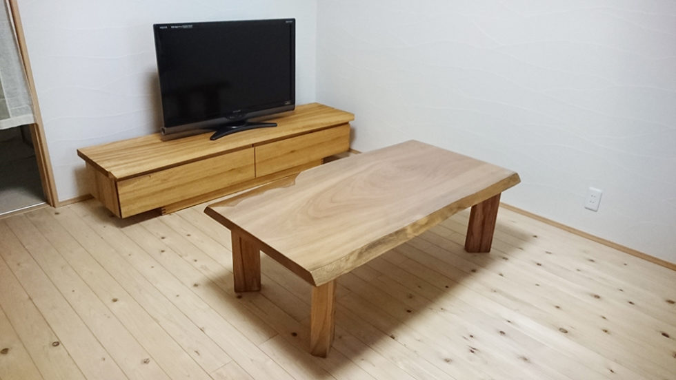 『楠のテレビボード』と『楠の一枚板テーブル』