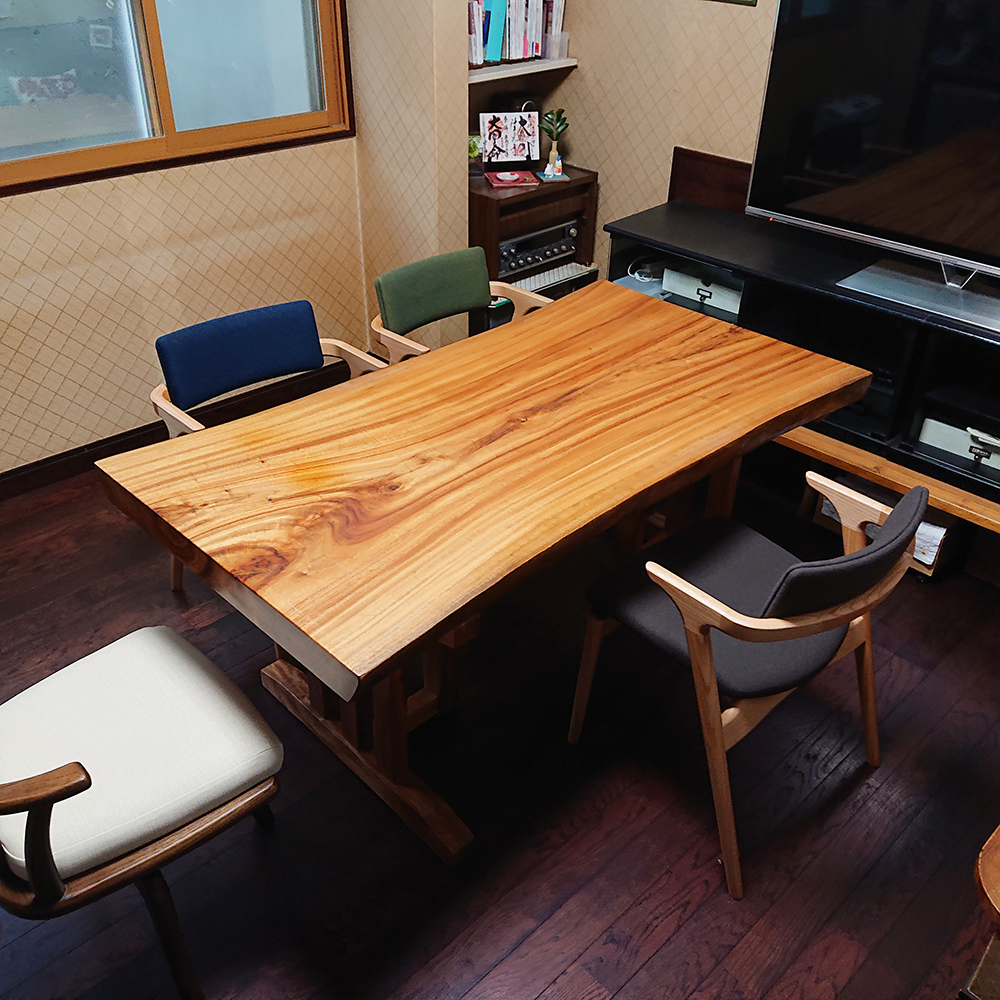 『一枚板楠のダイニングテーブル』と『天然木ハーフアームチェア』 | 家具納入事例・お客様の声 | 石崎家具店