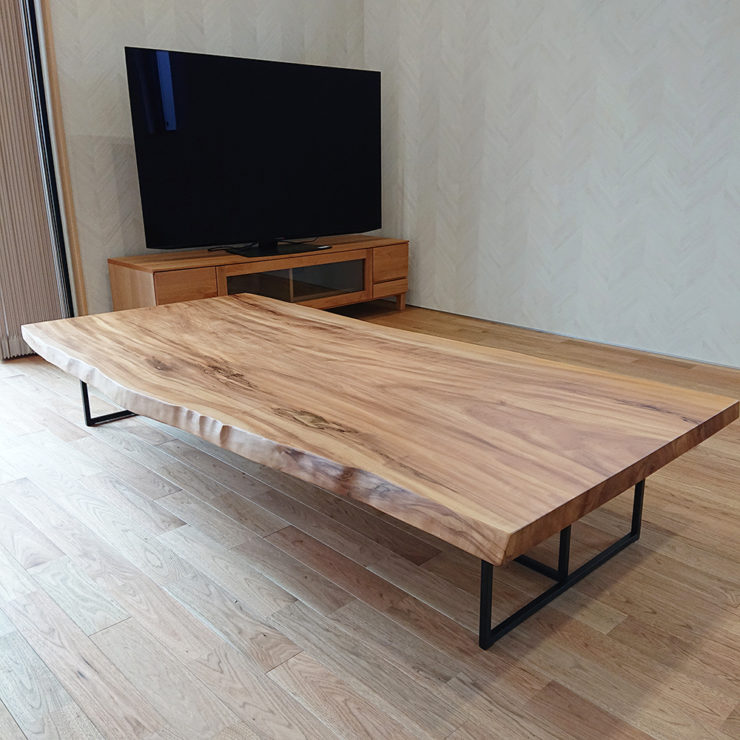 栃の一枚板テーブルと天然木のテレビボード