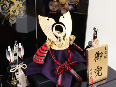 【旭翠】　五月人形　１１号兜収納箱飾り　松葉平真鍬形兜飾り　＜会津塗紫台屏風＞