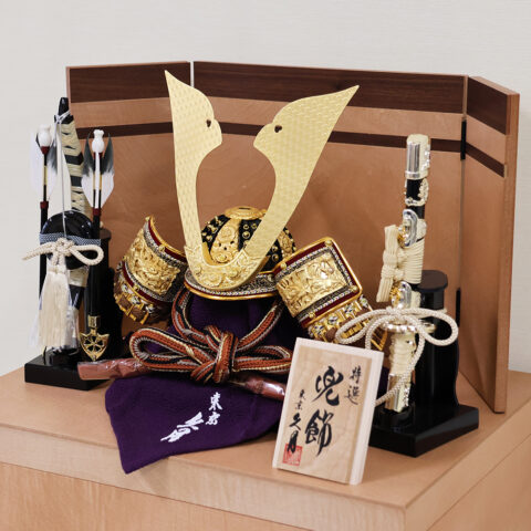 【久月】五月人形　正絹茶裾後縅１０号　収納兜飾り　『銘木収納シリーズ　栃』