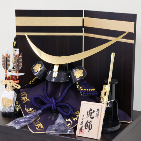 【久月】五月人形　正絹紺糸縅１０号　収納兜飾り　『銘木収納シリーズ　黒檀』　大越広孝 作