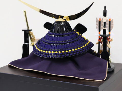 【久月】五月人形　正絹紺糸縅１０号　収納兜飾り　『銘木収納シリーズ　黒檀』　大越広孝 作
