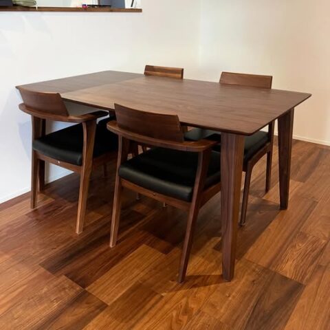 ウォールナット無垢のダイニングテーブルセット