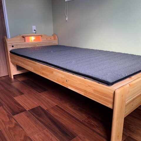 ヒノキベッド　炭八入りベッド