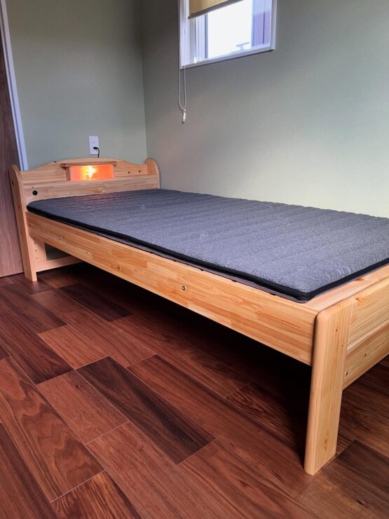 ヒノキベッド　炭八入りベッド